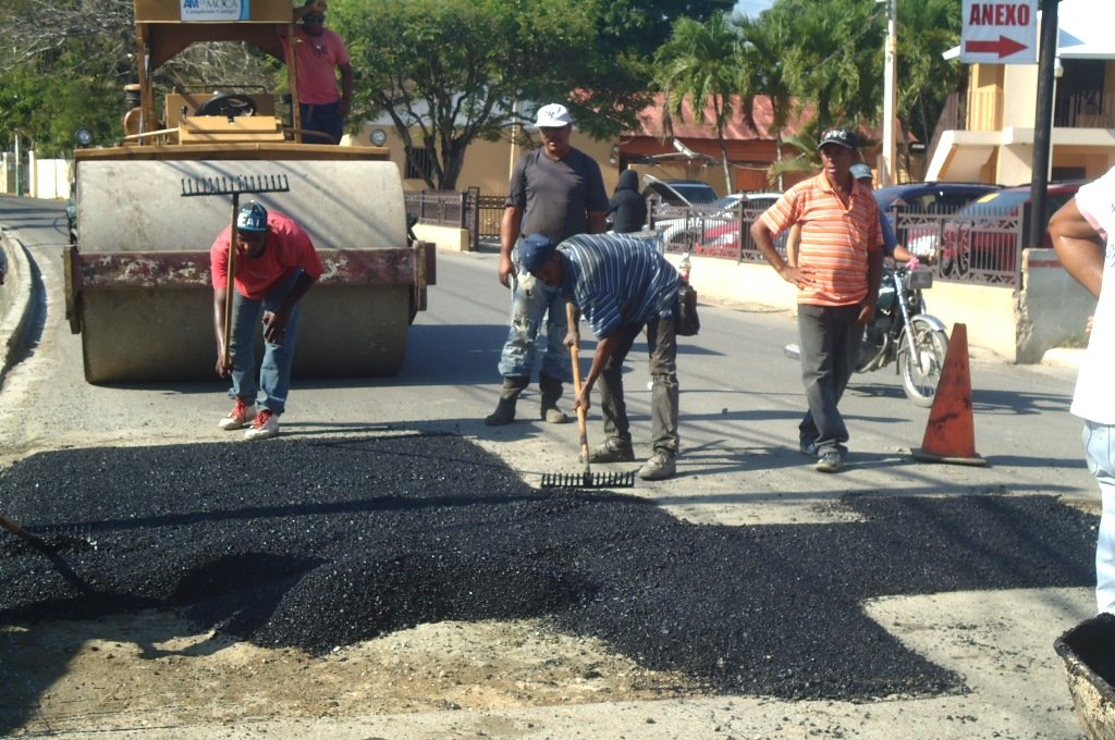 Ayuntamiento y Gobernación inmerso en arreglo de caminos